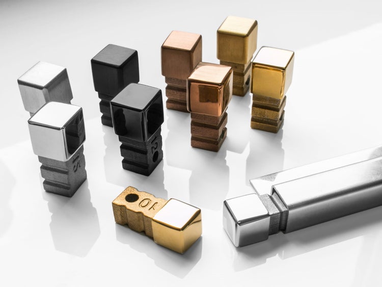 Verschiedene Metallvorhangstangenhalterungen in Würfelform