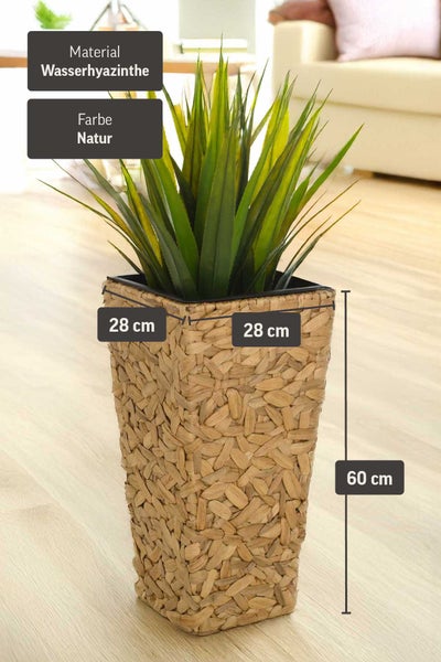 Hoher quadratischer Pflanzkübel aus Wasserhyazinthe in Natur Maße 28 mal 28 mal 60 Zentimeter mit einer grünen Pflanze.