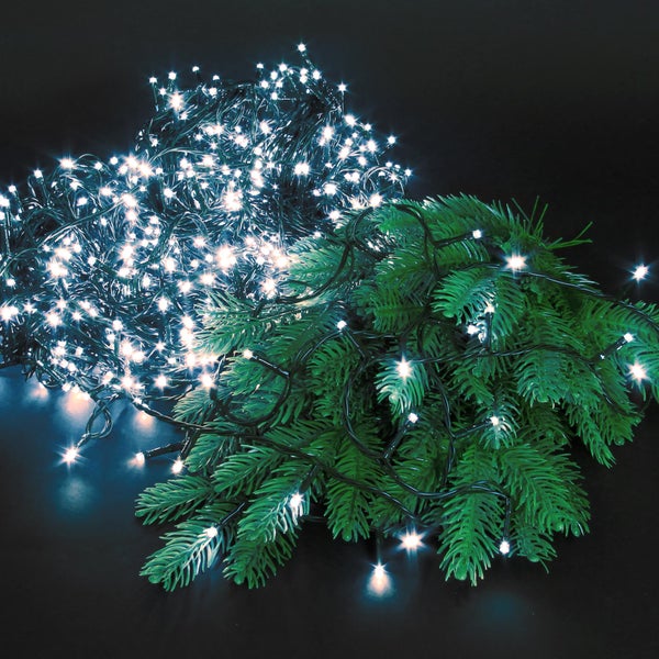 Lichterkette mit Zweigen zur Dekoration