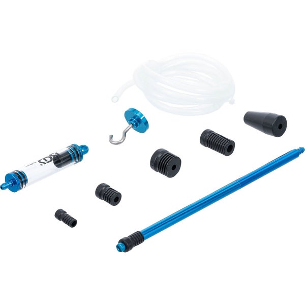 Eine Person malt mit einem Pinsel rote Farbe auf eine Leinwand, während sie eine hölzerne Farbpalette in der Hand hält.