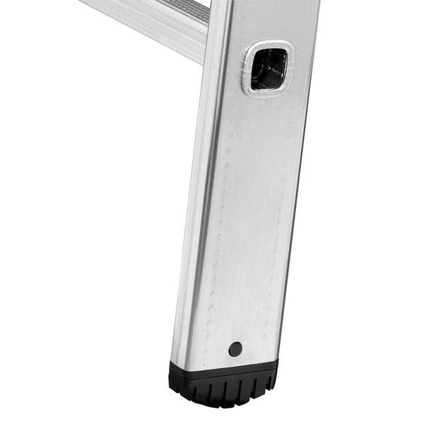 Detailansicht eines Aluminiumleiterholms mit Kunststofffußkappe als rutschfester Abschluss.