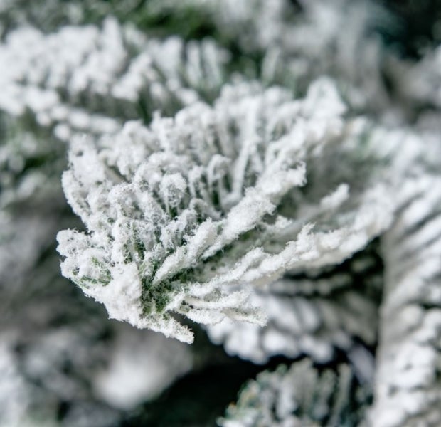 Geschmückter künstlicher weihnachtsbaum mit 90 Stk Kugeln SCHNEEKÖNIGIN  150 cm mit Metallständer