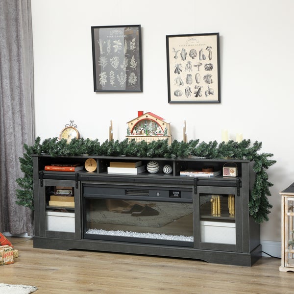 Dunkelgrauer TV-Unterschrank mit integriertem elektrischem Kamin, Schiebetüren im Scheunenstil und festlicher Weihnachtsdekoration.