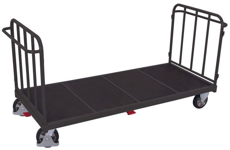 Plattformwagen mit zwei Stirnwänden aus Stahlrohr und rutschhemmender Ladefläche auf vier Rollen.