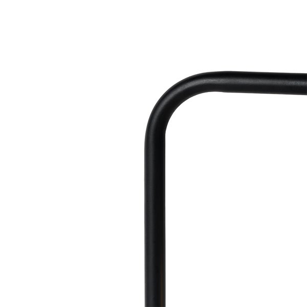 Detailaufnahme einer abgerundeten Ecke eines schwarzen Metallrohrgestells.