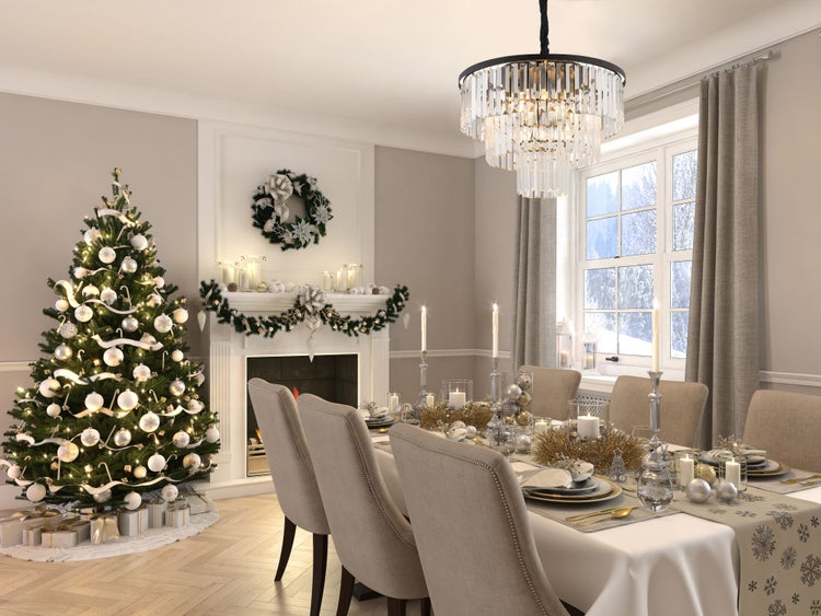 Festlich dekorierter Essbereich mit Esstisch, Stühlen, Weihnachtsbaum, Kamin und Kronleuchter für eine stimmungsvolle Weihnachtsfeier.