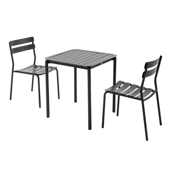 Dreiteiliges Balkonset aus schwarzem Metall mit einem quadratischen Tisch und zwei Stühlen in Lattenoptik.