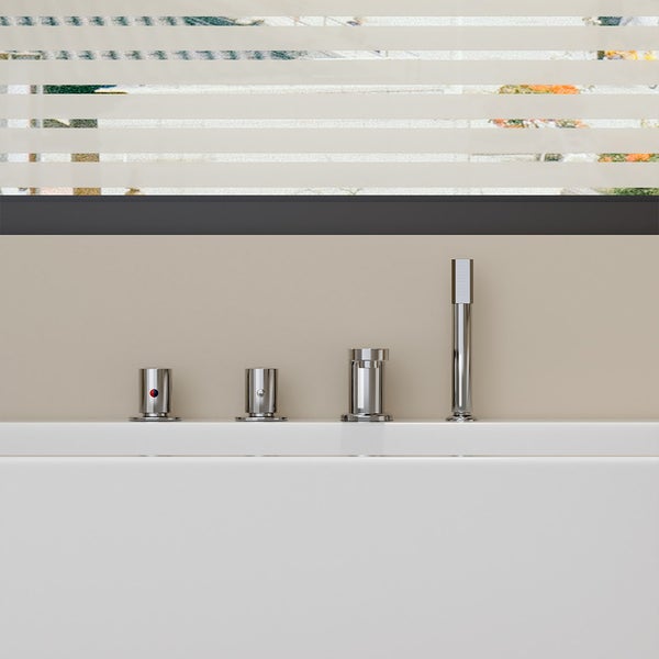 Nahaufnahme einer Clematisblüte mit Stützgerüst