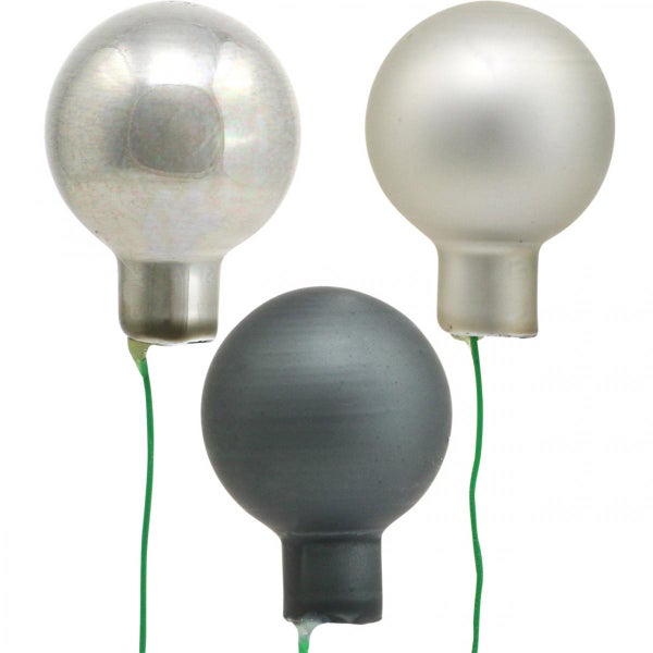 Drei Christbaumkugeln mit Drahtaufhängung