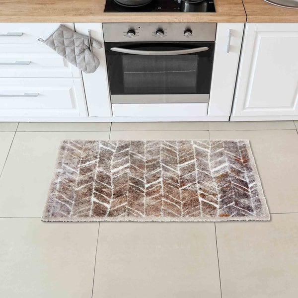 Küchenszene mit einem gemusterten Teppich vor einem Herd