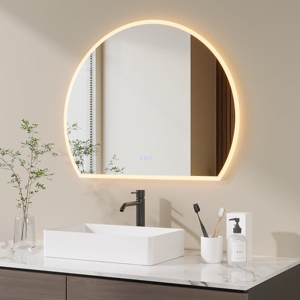 Badezimmerspiegel in Bogenform mit integrierter LED Beleuchtung und Touch Funktion über einem weißen Waschbecken auf einem Waschtisch