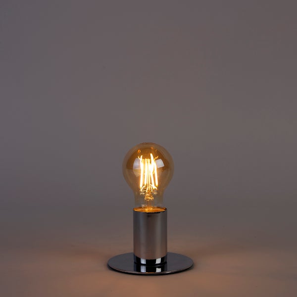 Leuchtendes LED-Filament-Leuchtmittel in einer zylindrischen Lampenfassung aus Chrom.