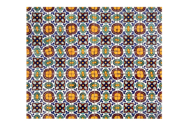 Fliesenmuster mit floralen und geometrischen Motiven