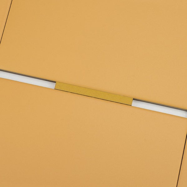 Detailansicht einer Fliese mit integrierter Metallleiste als Dekorelement für Wand oder Boden.