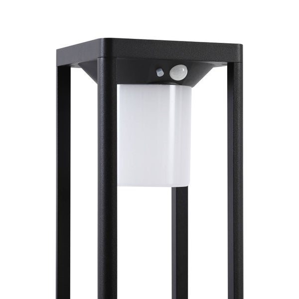 Schwarze Außenleuchte mit Bewegungsmelder und weißem Diffusor.