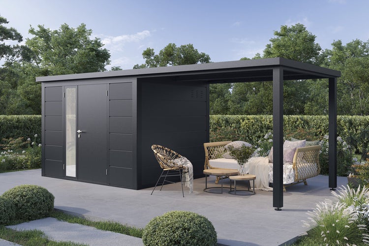 Modernes Gartenhaus aus Metall mit integriertem überdachtem Sitzbereich, ideal als Terrasse mit Lounge Möbeln im Garten.