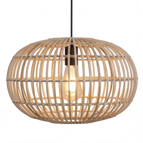 Pendelleuchte aus Rattangeflecht in ovaler Form mit sichtbarem Leuchtmittel und schwarzem Kabel.