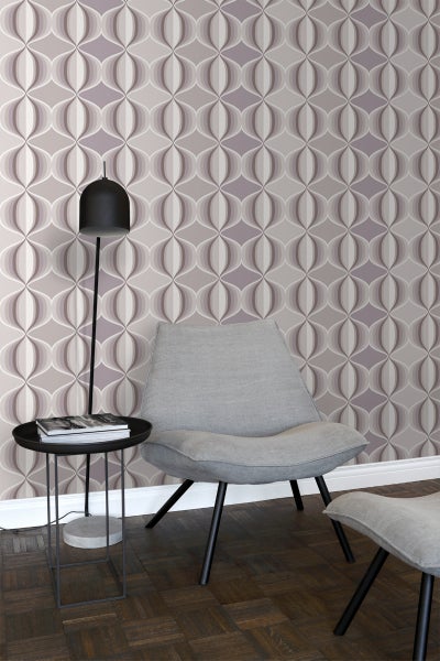 Szene mit einer Retro-Tapete, einem Stuhl, einem Hocker, einem Beistelltisch und einer Stehlampe