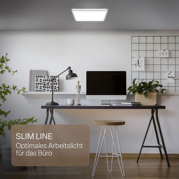 Quadratische LED-Deckenleuchte Slim Line über einem Schreibtisch in einem hellen, modern organisierten Büro.