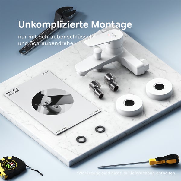 Armatur, Schraubenschlüssel, Schraubendreher und Montagezubehör auf einem Marmoruntergrund.