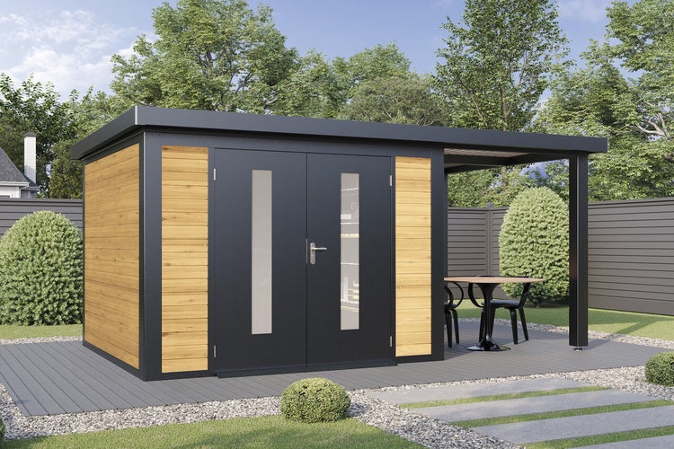 Modernes Gartenhaus mit Flachdach und seitlichem Anbau, Holzfassade mit Türen mit Glaseinsätzen, auf einer Terrasse im Garten platziert.