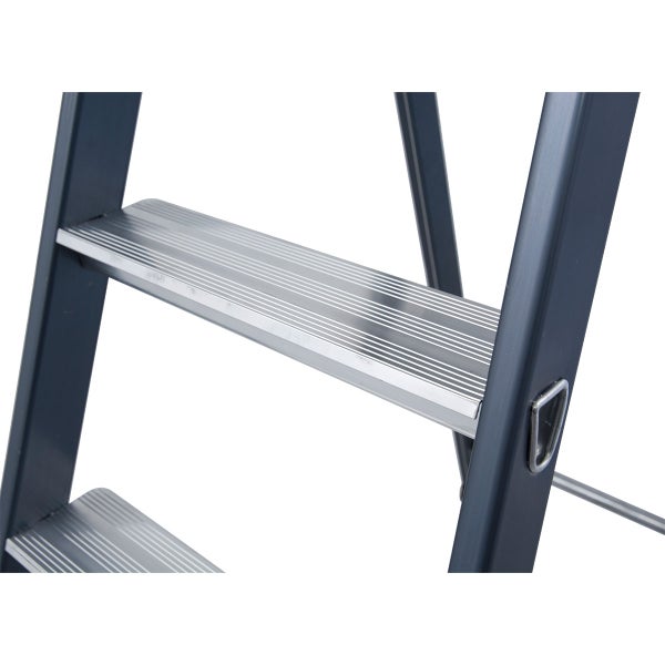 Detailaufnahme einer Haushaltsleiter mit Trittstufen aus Aluminium