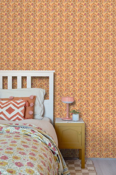 Schlafzimmer mit gemusterter Tapete, Bett und Nachttisch