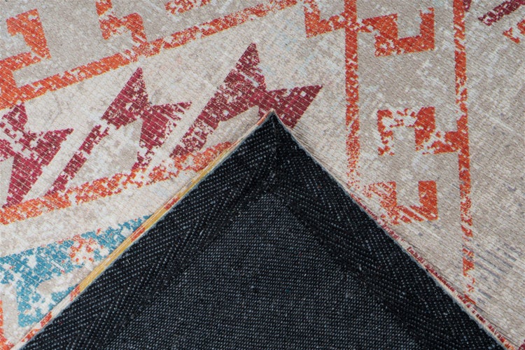 Nahaufnahme eines Teppichs mit geometrischem Muster im Vintage-Stil und der strukturierten Rückseite.