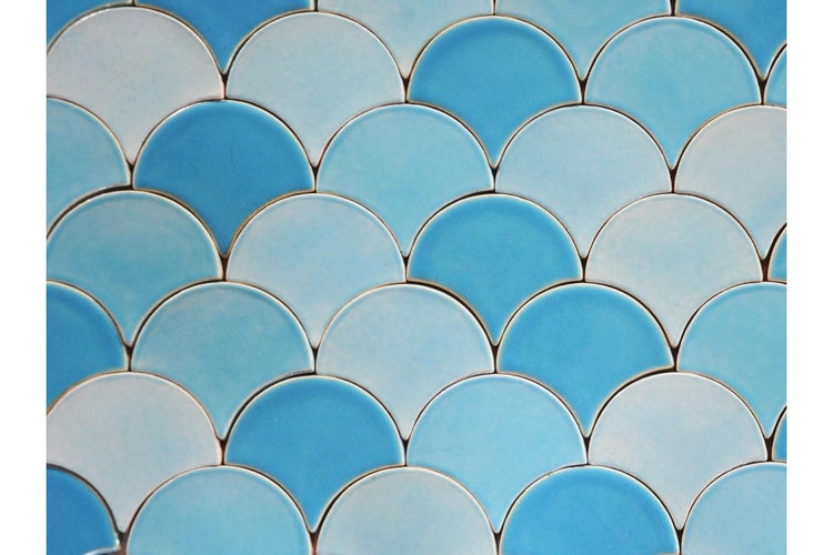 Fischschuppenmosaik aus Keramik