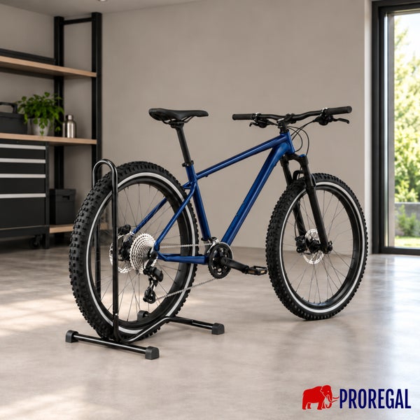 Mountainbike in einem Fahrradständer stehend in einer Werkstatt mit Proregal Logo