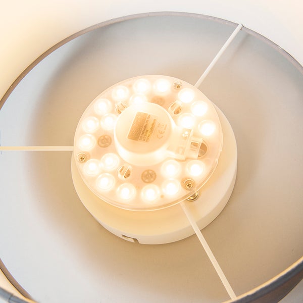 Rundes QAZQA LED-Modul mit 10 Watt, montiert in einer Leuchte, leuchtet in warmweiß mit 2700 Kelvin.