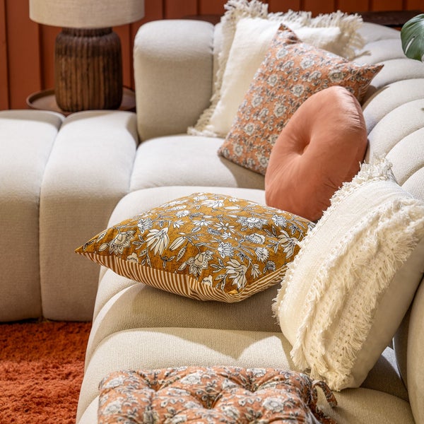 Nahaufnahme eines Sofas mit dekorativen Kissen in verschiedenen Formen und Mustern