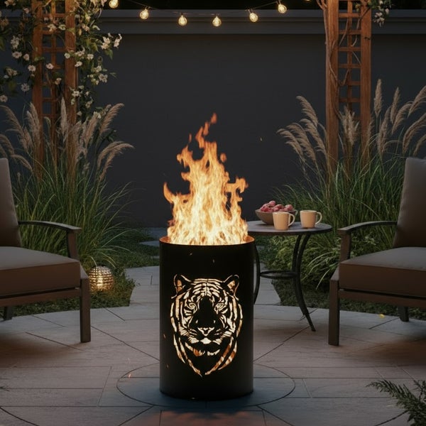 Feuerstelle mit Tigerdesign im Gartenbereich