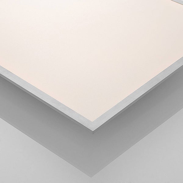 Detailaufnahme der Ecke eines LED-Panels mit Aluminiumrahmen.