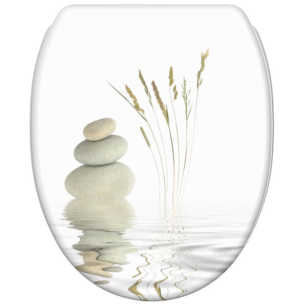 Toilettensitz mit Steinen und Gräsern im Wasser