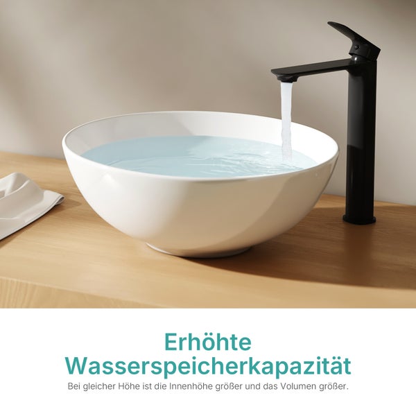 Rundes Aufsatzwaschbecken aus Keramik mit hoher schwarzer Armatur auf einer Holzplatte, befüllt mit Wasser zur Demonstration des Fassungsvermögens.
