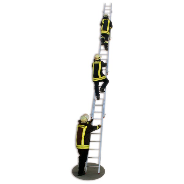 Drei Feuerwehrmänner steigen auf einer Leiter.