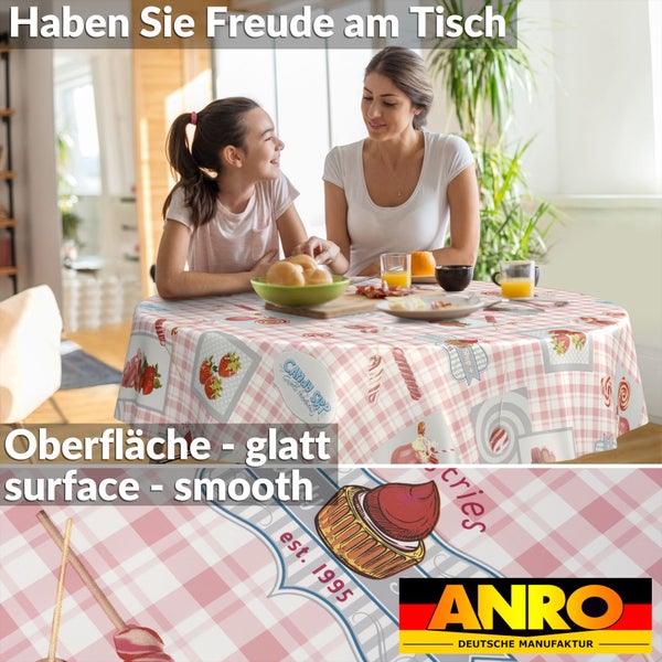 Runde Wachstuch-Tischdecke mit glatter Oberfläche, Karomuster und Erdbeermotiven auf einem Esstisch in hellem Ambiente. ANRO Logo.