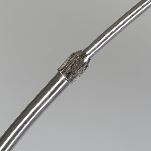 Detailaufnahme eines Metallrohrs mit gerändeltem Verbindungsstück