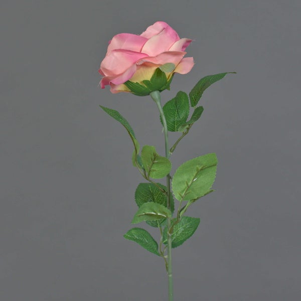 Künstliche Rose mit rosa Blüte und grünem Stiel mit Blättern.