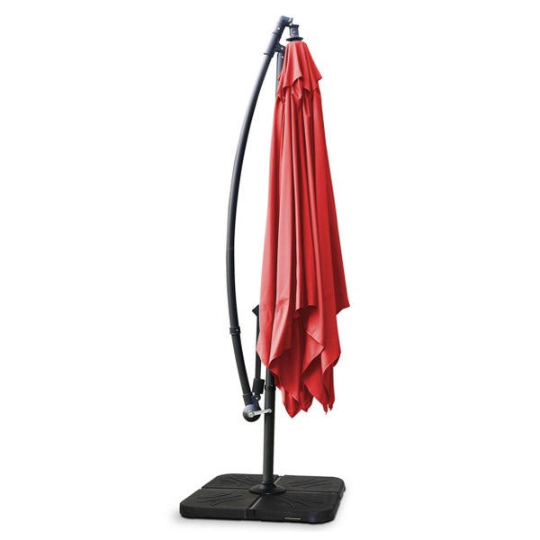 Geschlossener Ampelschirm mit rotem Stoff, gebogenem Metallgestell und schwarzem Standfuß.