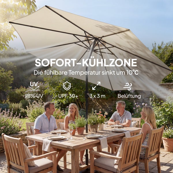 Beigefarbener Sonnenschirm mit Kurbel, neigbar, mit grauem Standfuß für den Garten.