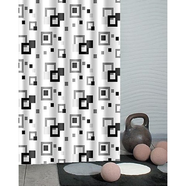 Duschvorhang mit geometrischem Quadratmuster vor einer Wand, dekoriert mit einer Kugelhantel und Dekokugeln auf einem Badteppich.