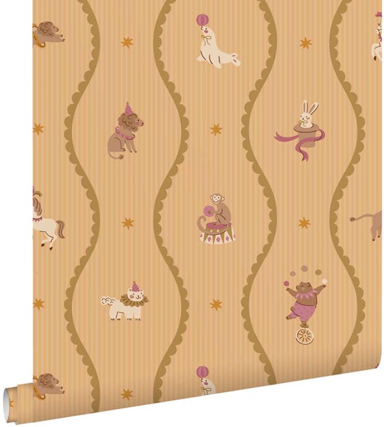 Tapete mit Zirkusmotiven wie Seehund, Affe und Bär, Wellenlinien und kleinen Sternen auf gestreiftem Hintergrund.