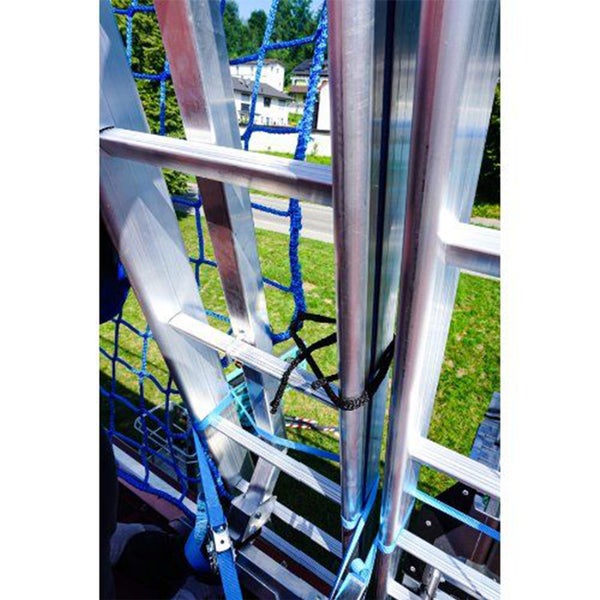 Detailansicht einer Aluminiumleiter mit Sicherungsnetz und Befestigungsgurten.