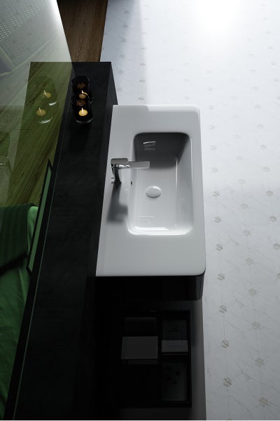 Aufsicht eines Badezimmers mit Waschbecken und Armatur