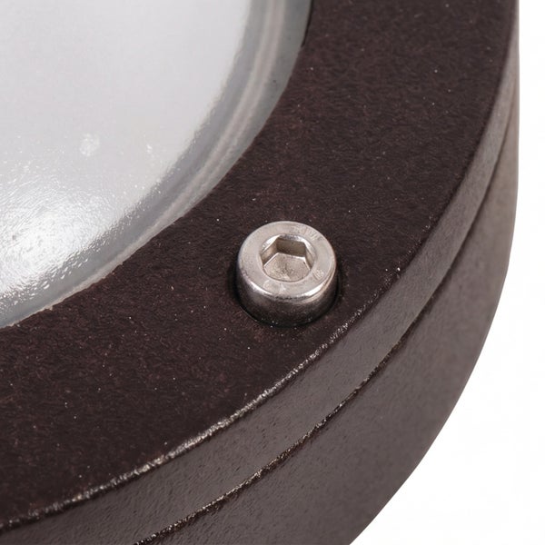 Nahaufnahme einer Außenleuchte aus Metall mit Glasabdeckung und einer Innensechskantschraube aus Edelstahl.