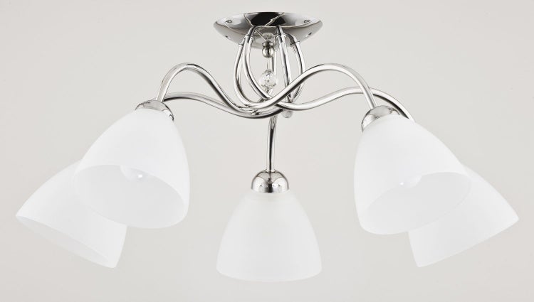Fünfflammige Deckenleuchte mit geschwungenen Metallarmen und satinierten Glaslampenschirmen in moderner Optik