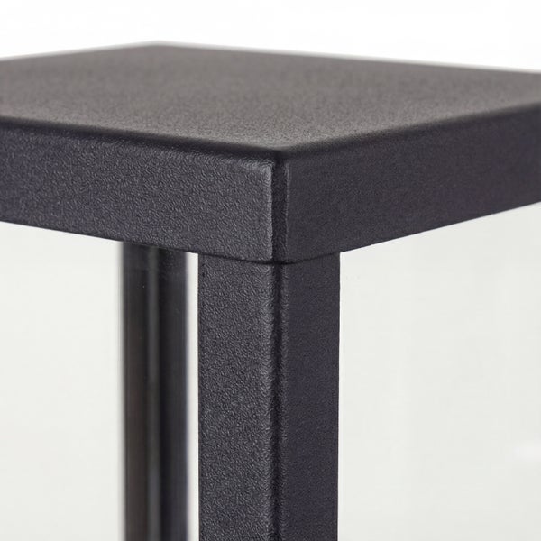 Detailaufnahme einer schwarzen, strukturierten Metallecke mit Glaselement.