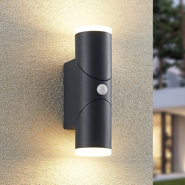 Lindby LED Wandleuchte außen Aspyn mit Bewegungsmelder (spritzwassergeschützt (Modern) in Schwarz aus Aluminium (2 flammig, ) - Wandlampe für Außenwand/Hauswand Haus Terrasse und Balkon